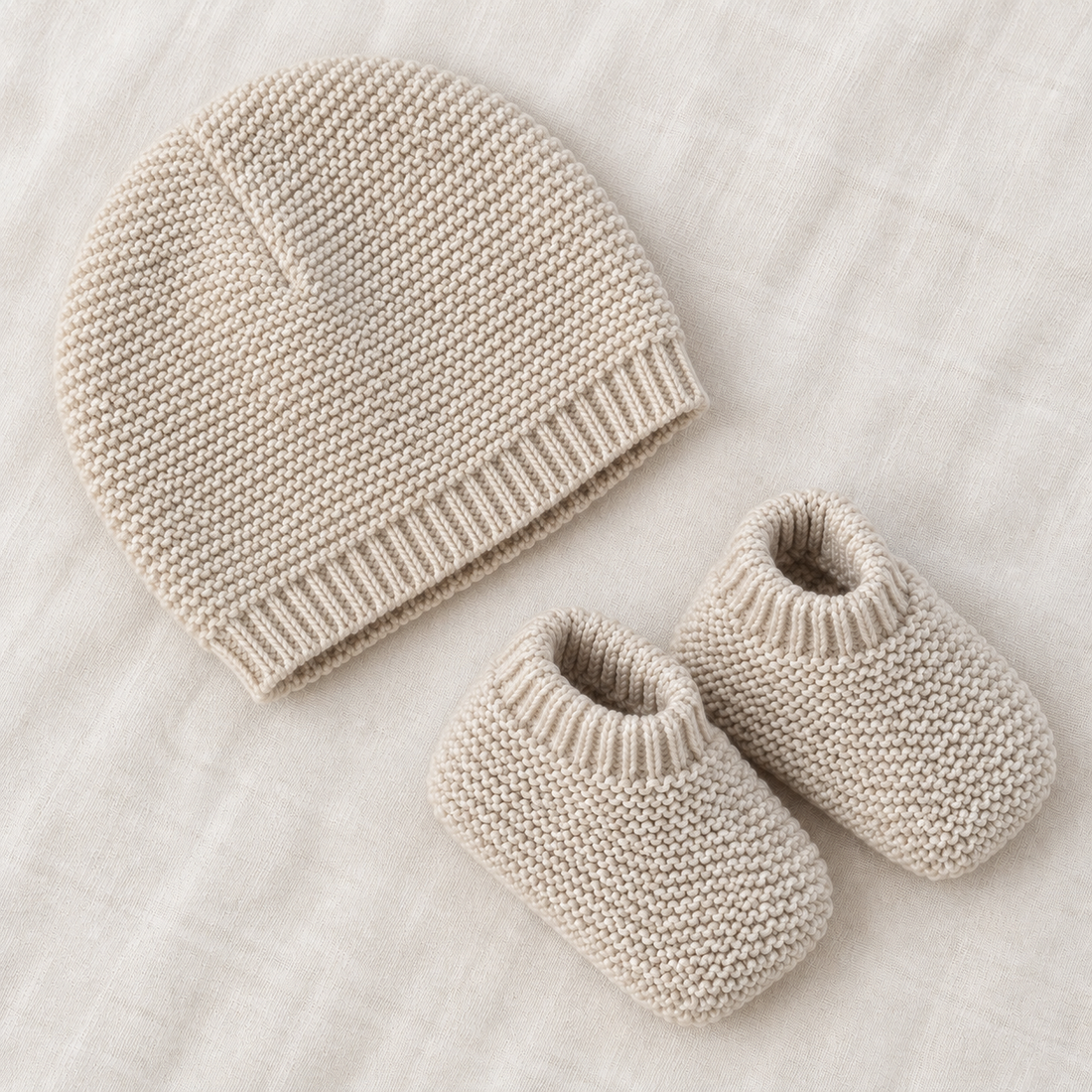 Bonnet et chaussons en maille beige du coffret TIO