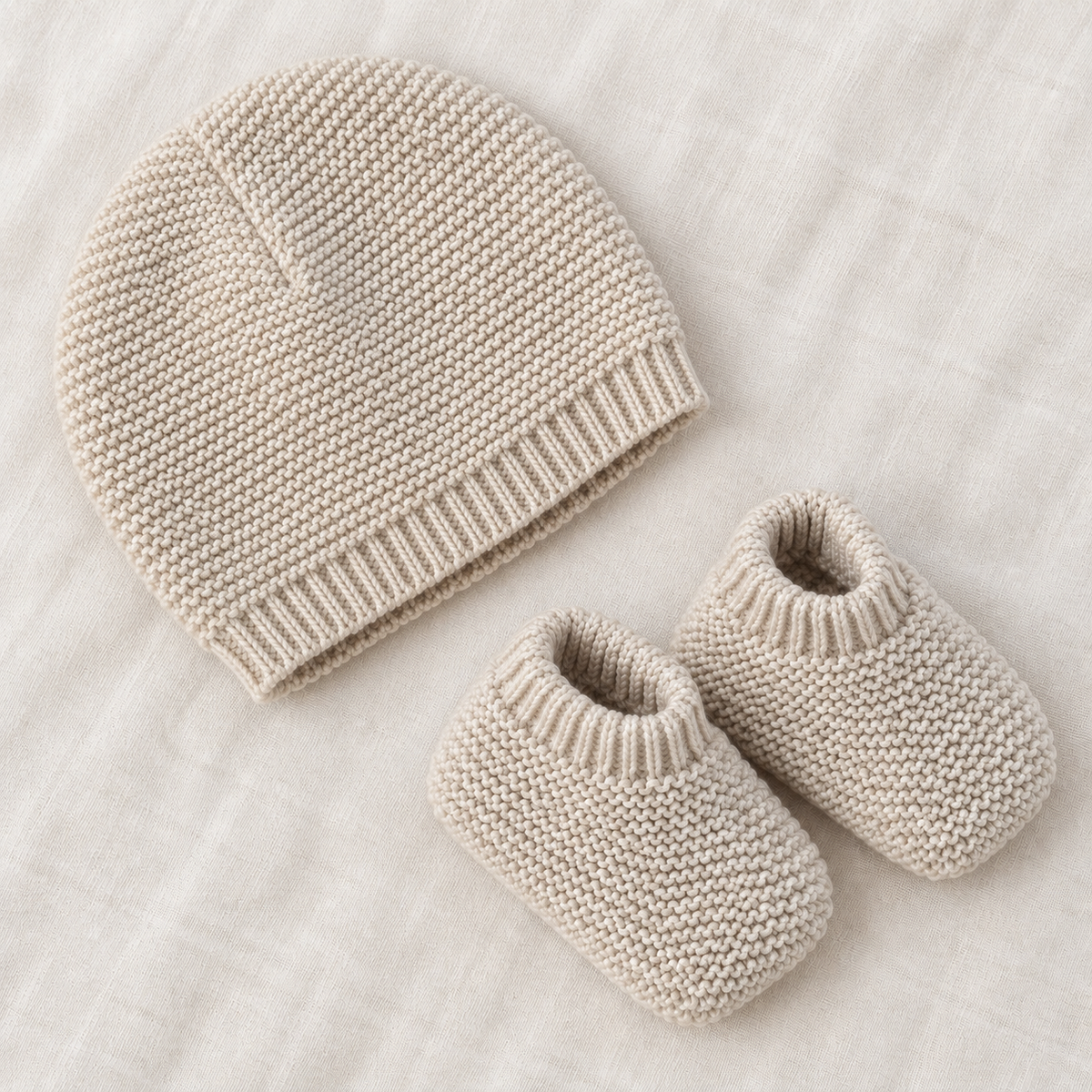 Bonnet et chaussons en maille beige du coffret TIO