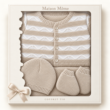 Coffret naissance TIO beige présenté dans sa boîte cadeau Maison Môme