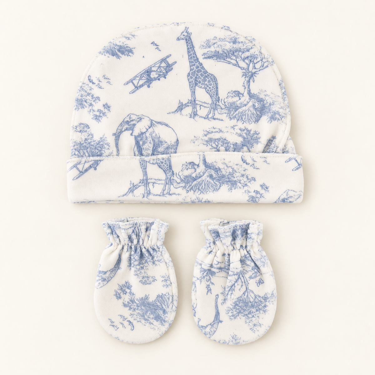Ensemble bonnet à revers et paire de moufles bébé en coton, motif toile de Jouy bleu sur fond clair