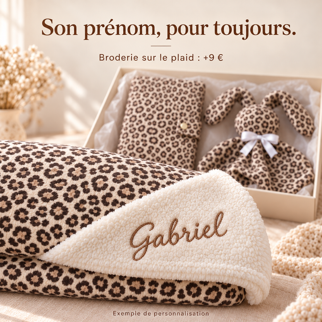 Exemple de prénom Gabriel brodé sur le plaid léopard, personnalisation en option à 9 euros