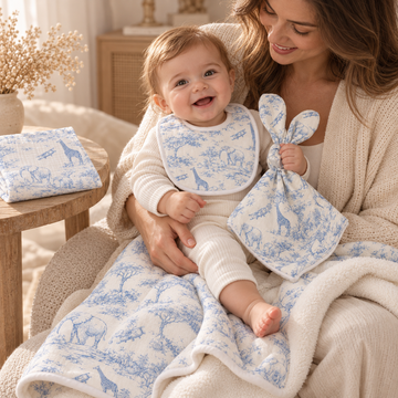 Coffret Douceur du quotidien toile de Jouy bleu — maman et bébé avec les quatre articles