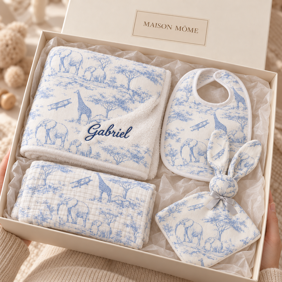 Coffret Douceur du quotidien toile de Jouy bleu — exemple de broderie sur le plaid