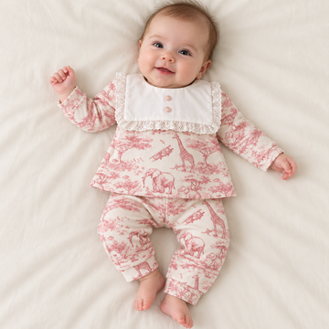 Bébé fille portant la tenue de naissance toile de Jouy rose