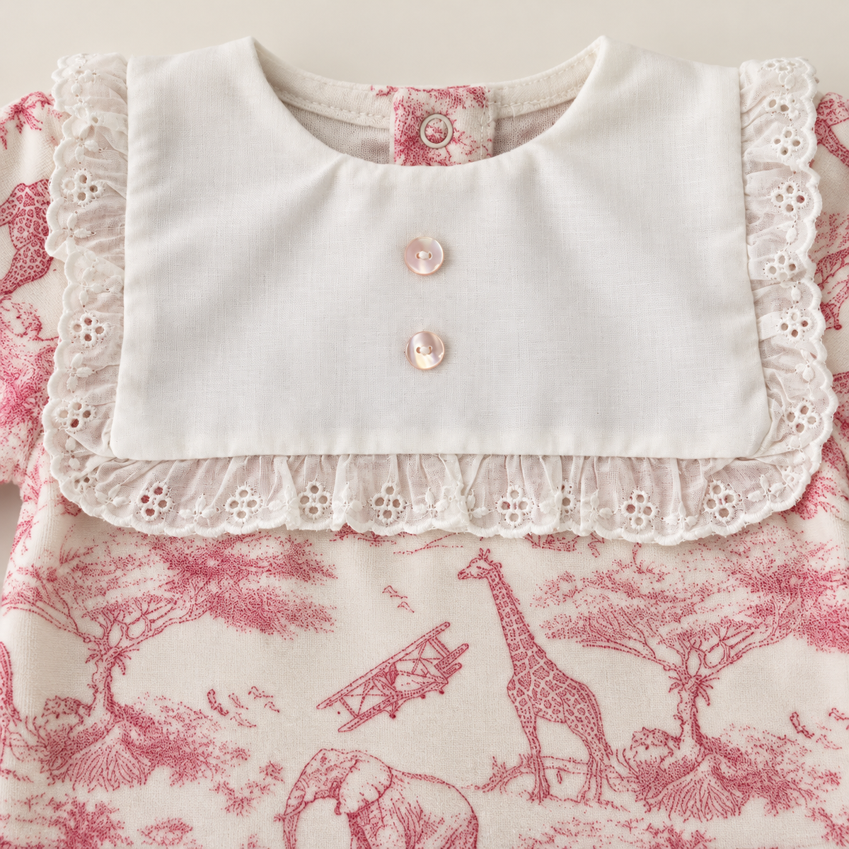 Détail du plastron blanc et du volant brodé ajouré