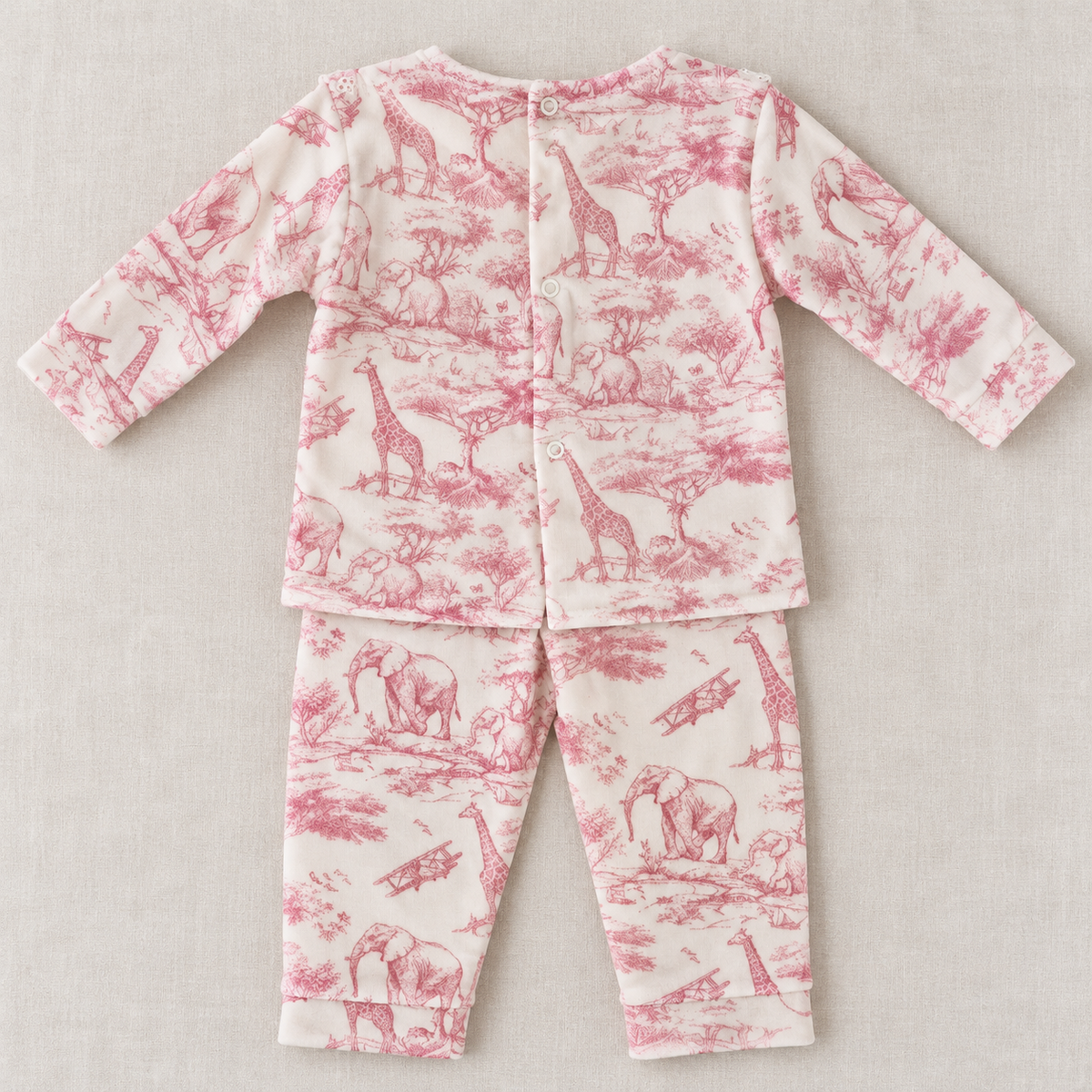 Vue de dos de la tenue de naissance fille et des boutons-pression