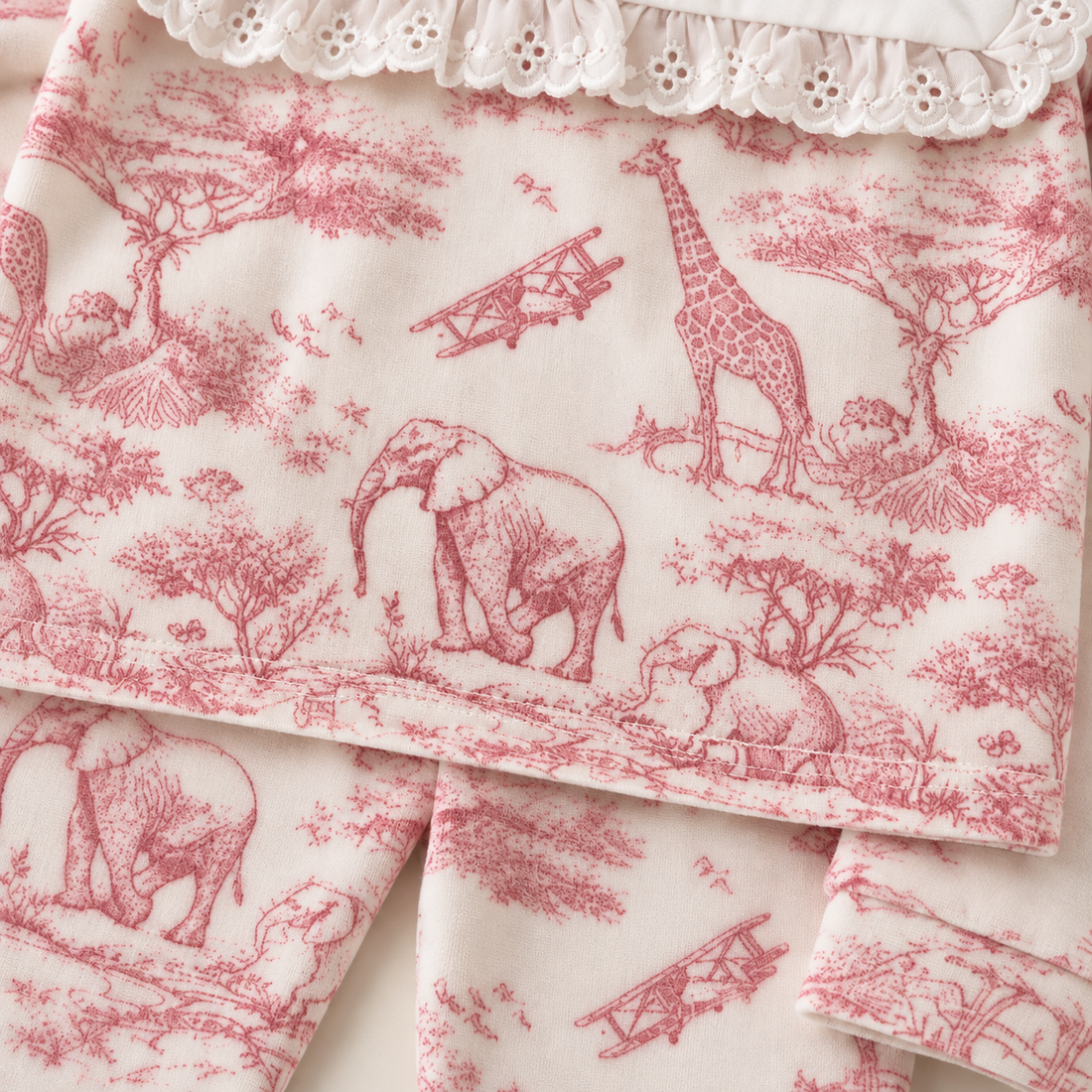 Détail du motif toile de Jouy rose et du pantalon assorti